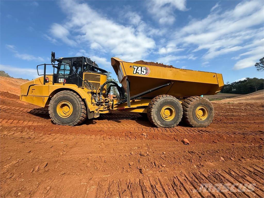 CAT 745 アーティキュレート式ダンプトラック