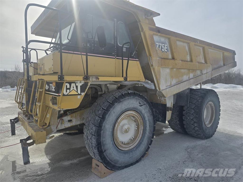 CAT 775E アーティキュレート式ダンプトラック