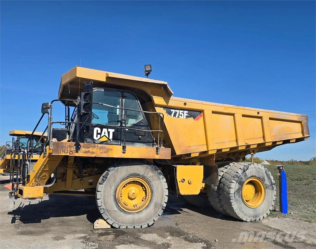 CAT 775F アーティキュレート式ダンプトラック