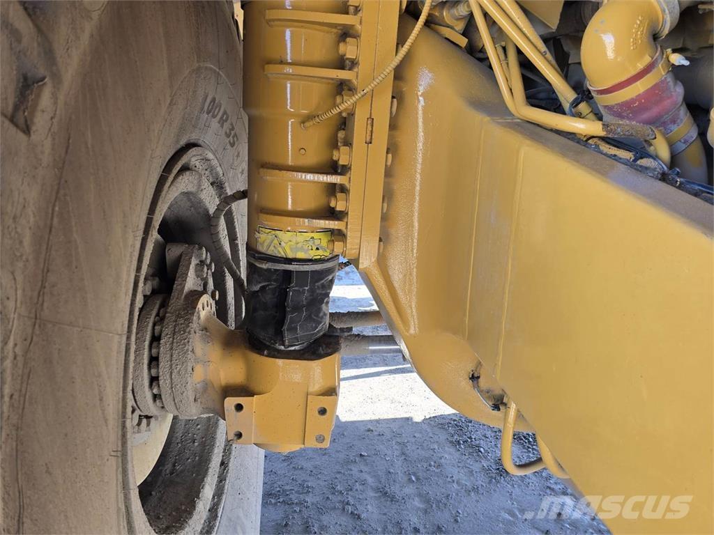 CAT 775F アーティキュレート式ダンプトラック