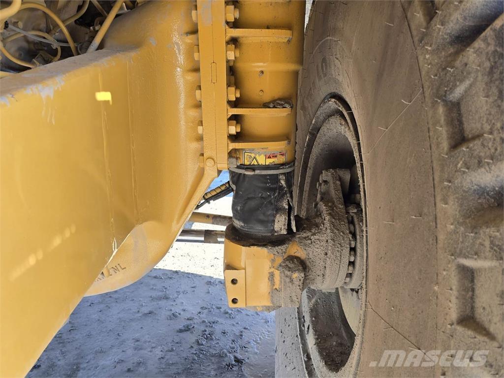 CAT 775F アーティキュレート式ダンプトラック