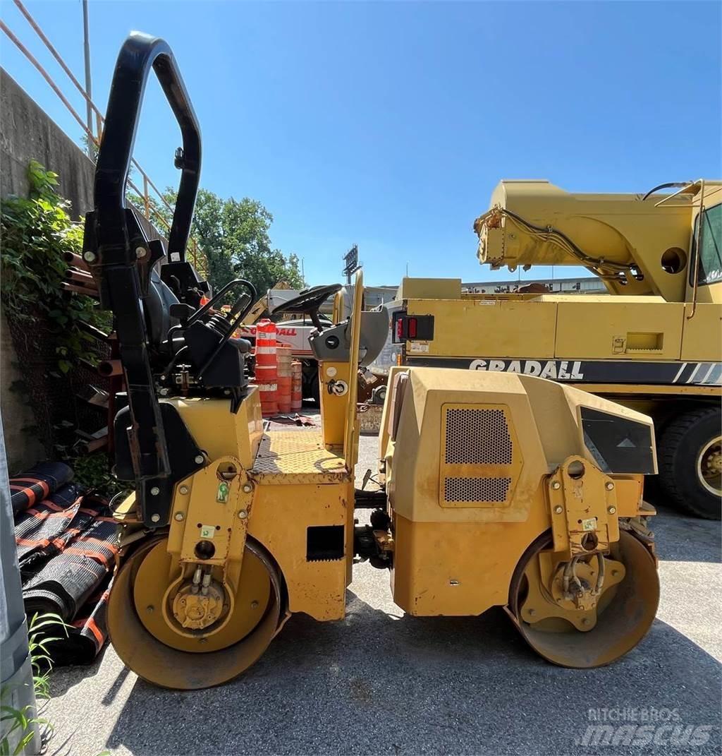 CAT CB22 振動ローラ