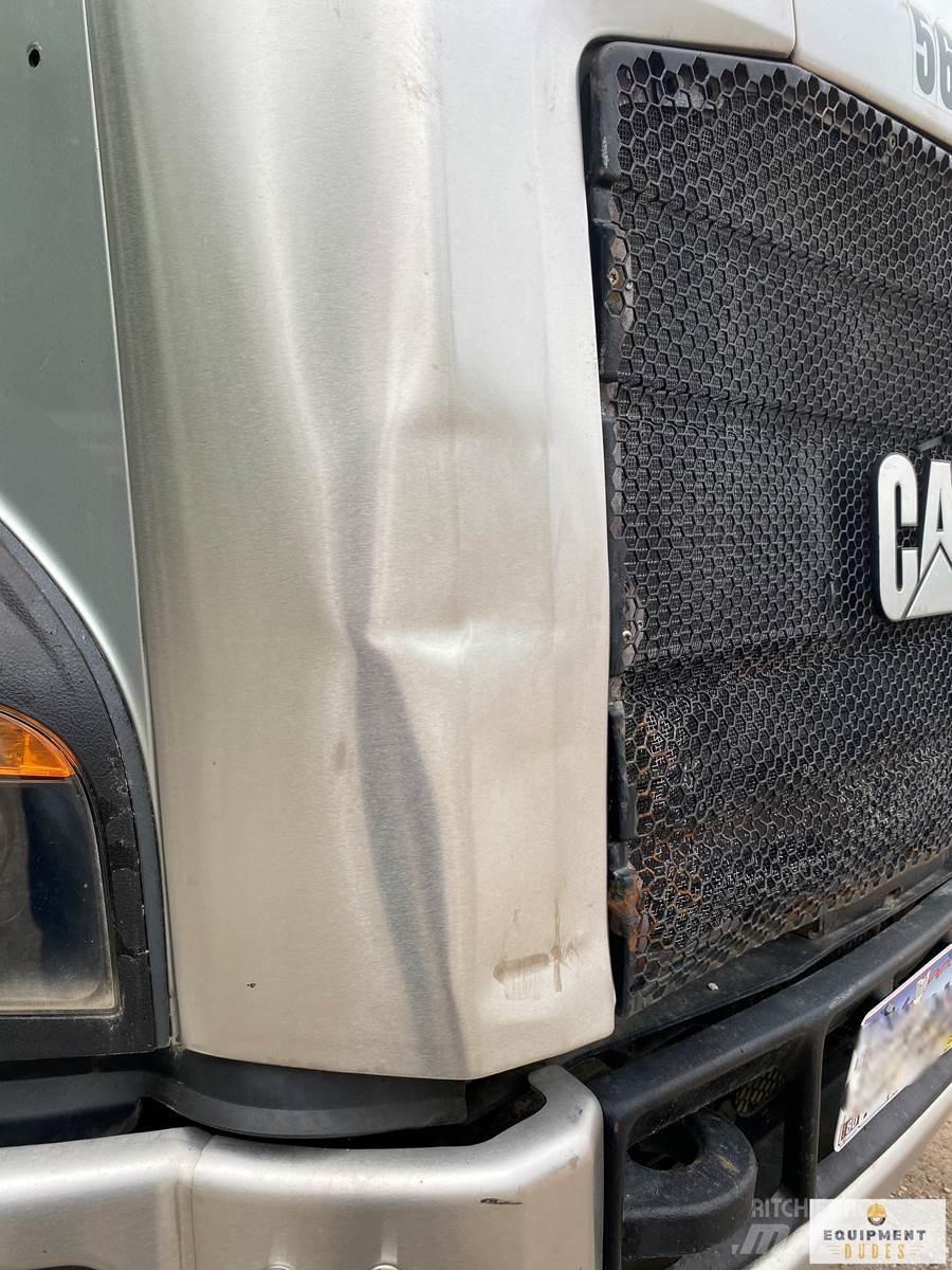 CAT CT660 ダンプ