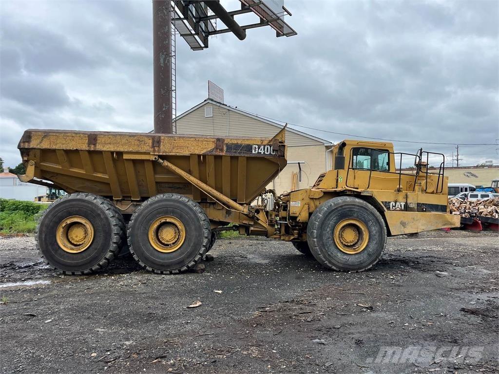 CAT D400D アーティキュレート式ダンプトラック