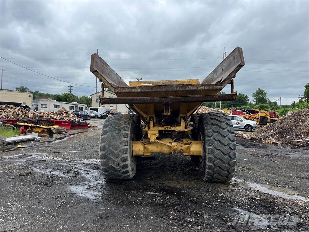 CAT D400D アーティキュレート式ダンプトラック