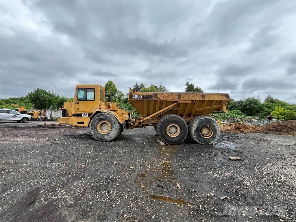 CAT D400D アーティキュレート式ダンプトラック