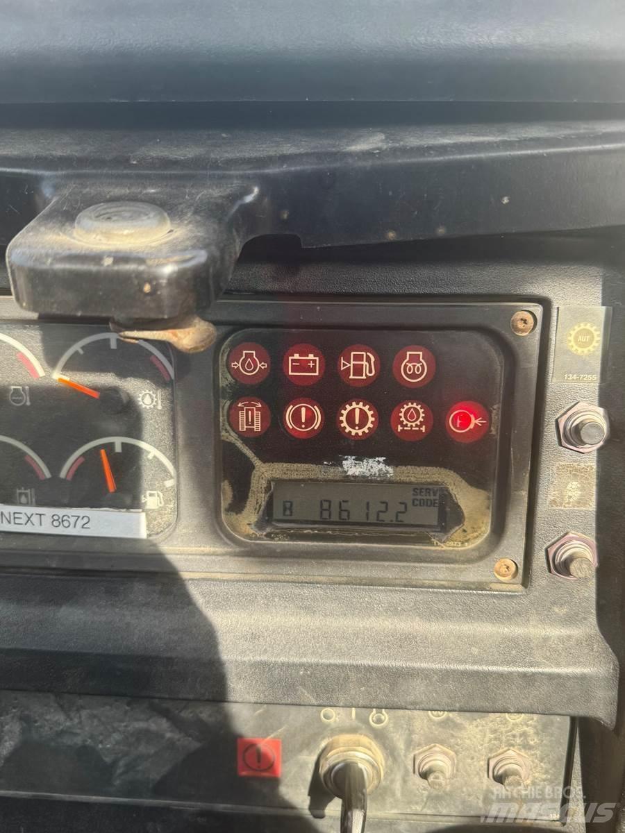 CAT D5M ブルドーザー