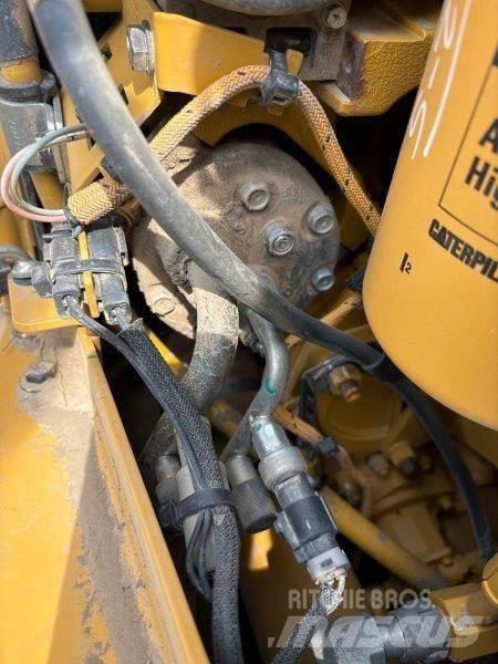 CAT D8T ブルドーザー