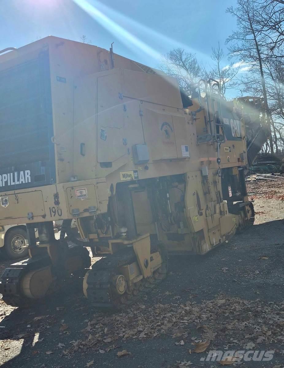 CAT PM200 アスファルトコールドミリングマシーン