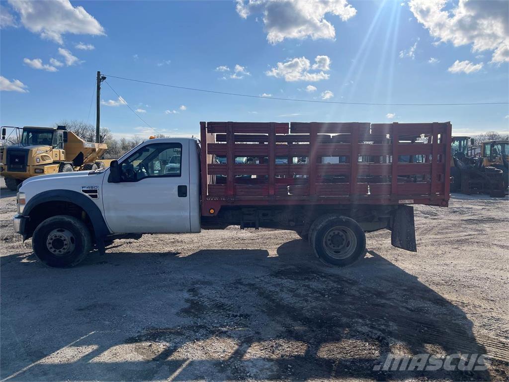 Ford F-450 家畜輸送用トラック