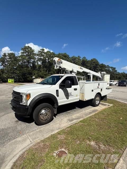 Ford F-450 トラック高所作業車