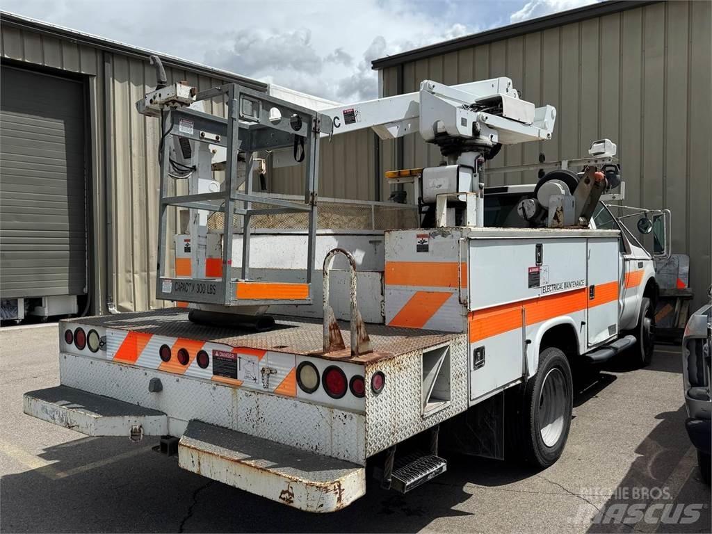 Ford F-550 トラック高所作業車