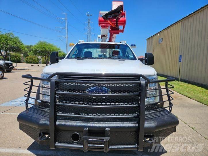 Ford F-550 トラック高所作業車