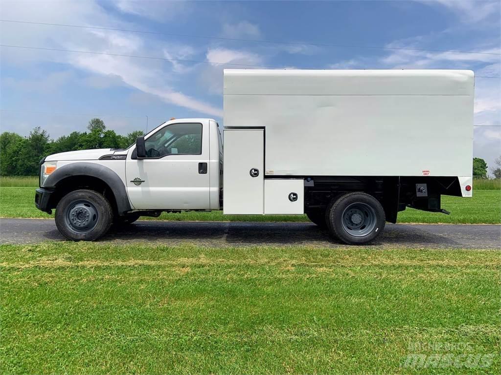 Ford F-550 ウッドチップ運搬用トラック
