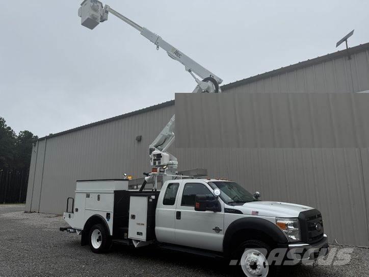Ford F-550 トラック高所作業車