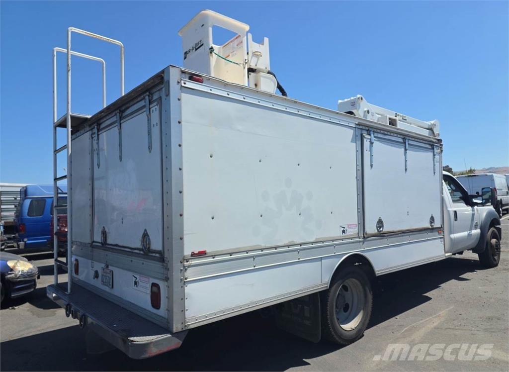 Ford F-550 トラック高所作業車