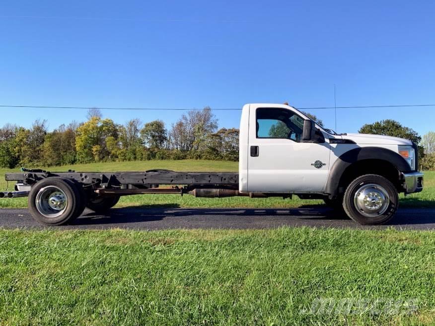 Ford F-550 キャブ付きシャーシ