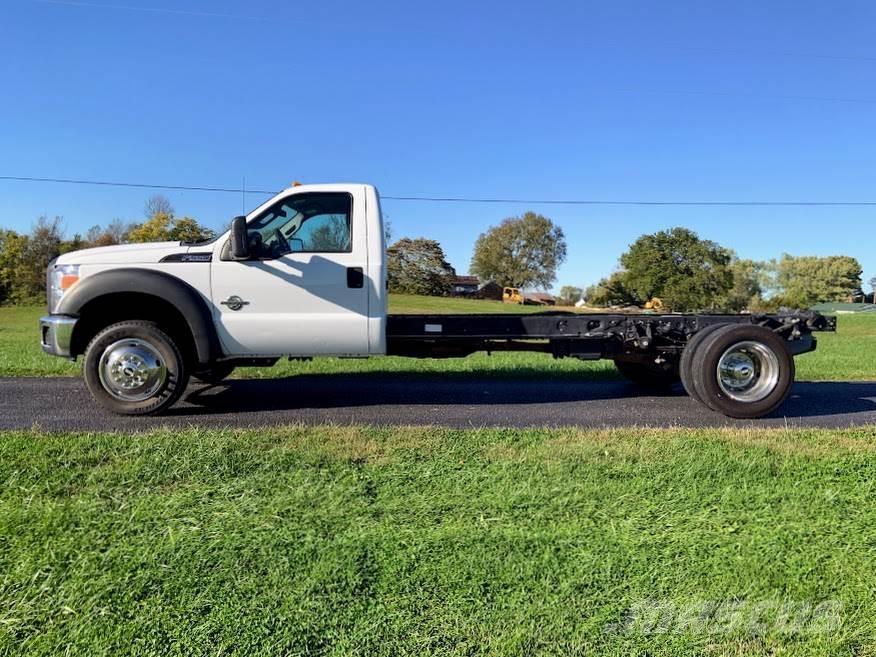 Ford F-550 キャブ付きシャーシ