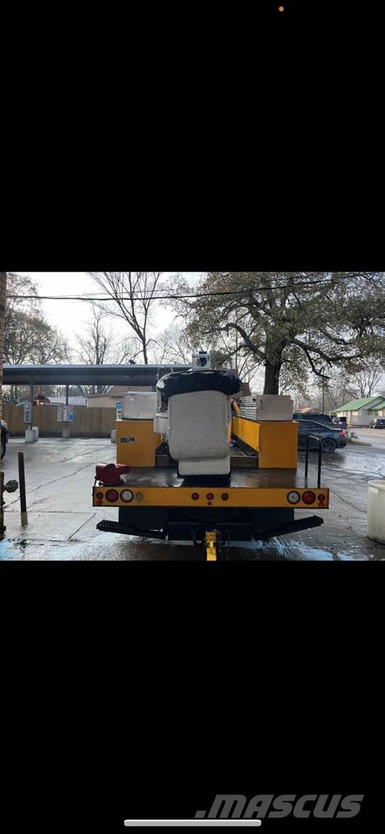 Ford F-550 トラック高所作業車