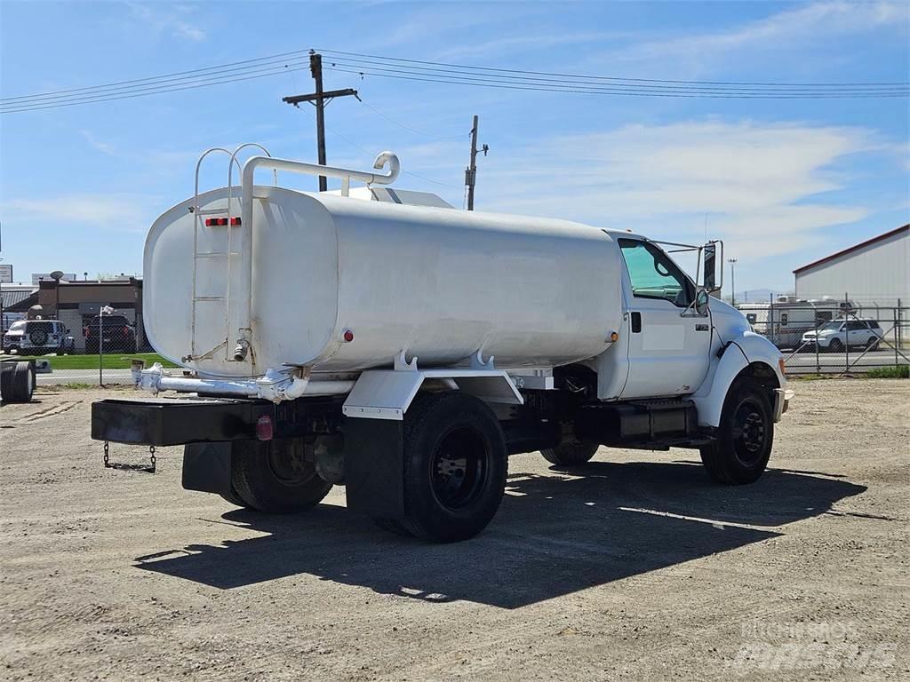 Ford F-750 タンカートラック