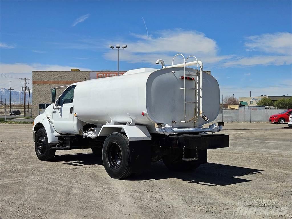 Ford F-750 タンカートラック