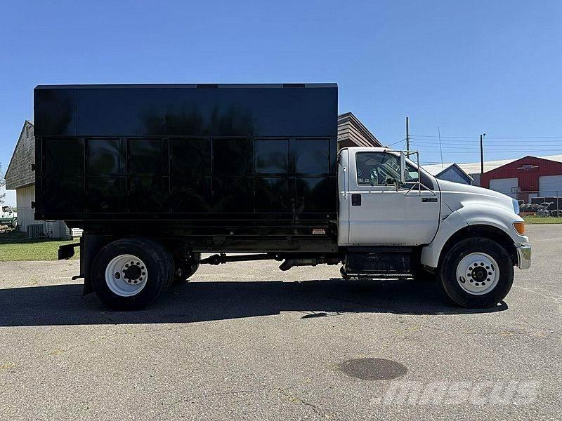 Ford F-750 ウッドチップ運搬用トラック