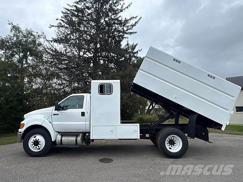 Ford F-750 ウッドチップ運搬用トラック