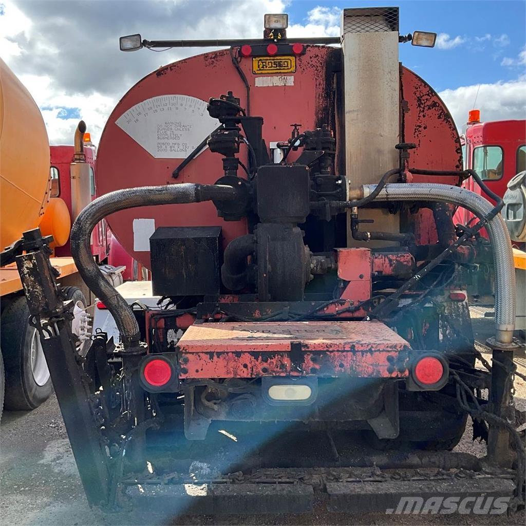 Ford F-800 タンカートラック