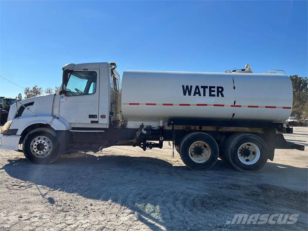 Volvo VNL タンカートラック