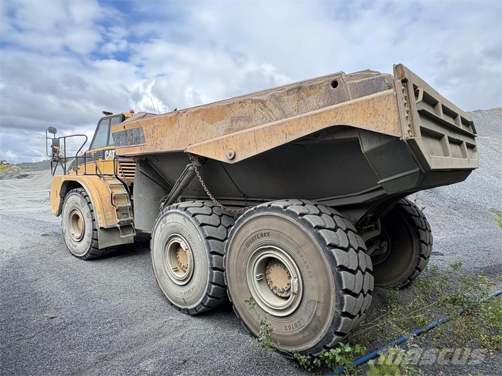 CAT 740 アーティキュレート式ダンプトラック