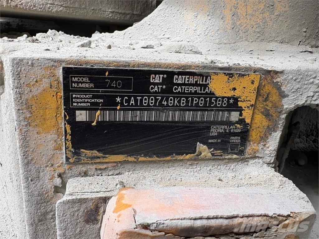 CAT 740 アーティキュレート式ダンプトラック