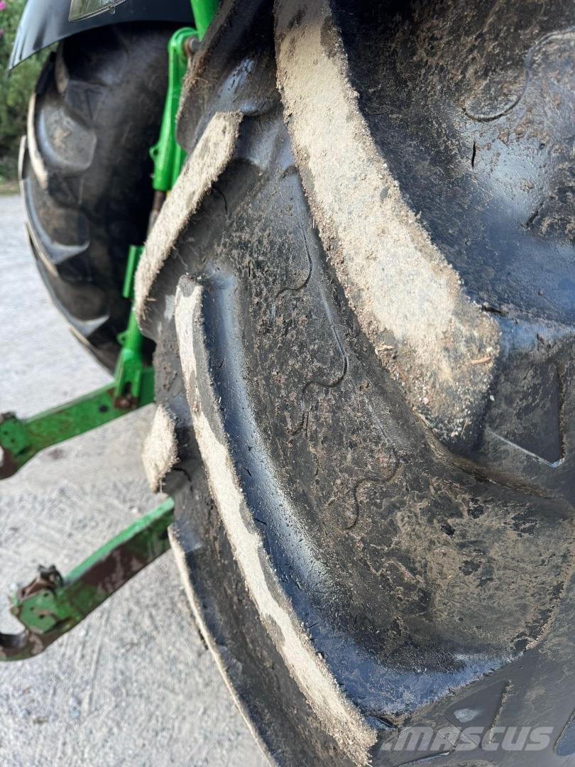 John Deere 6215R トラクター