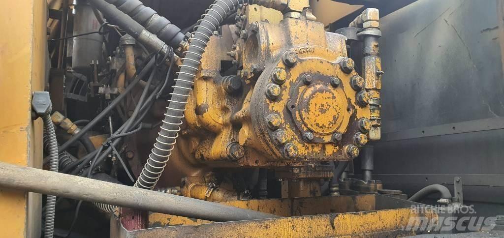 Komatsu PC300-3 大型油圧ショベル12t以上（パワーショベル・ユンボ）