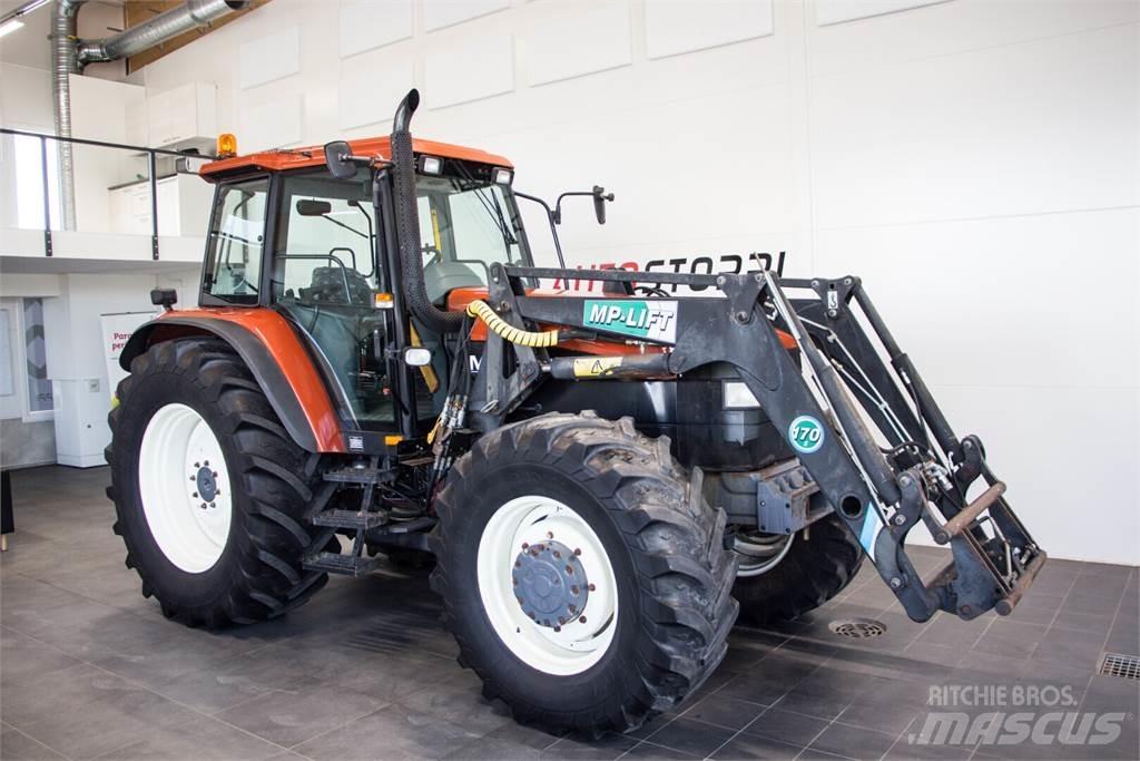 New Holland M135 トラクター