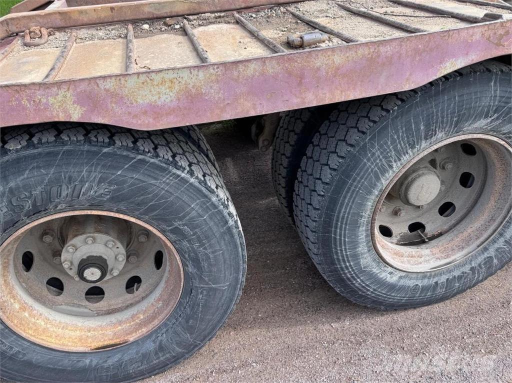 Sisu SM300 6X2 林業機械輸送トラック