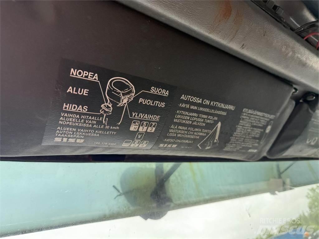 Sisu Sm332 8x2 キャブ付きシャーシ