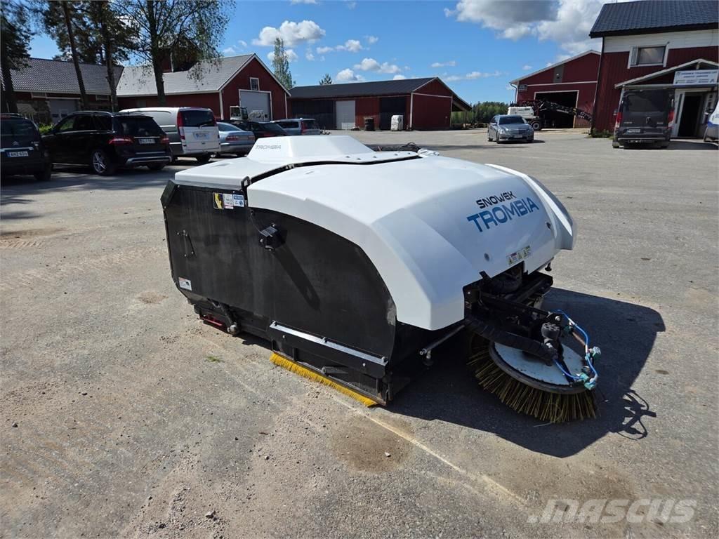 Snowek Trombia 路面清掃機