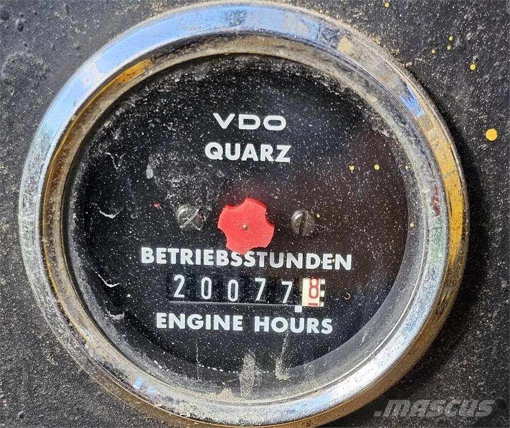 Volvo EW 200 ホイール式油圧ショベル（パワーショベル・ユンボ・バックホー）