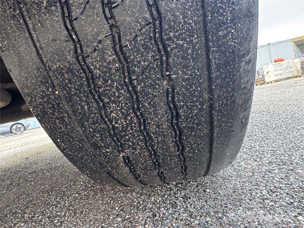 Volvo FM13 クレーントラック、ユニック車