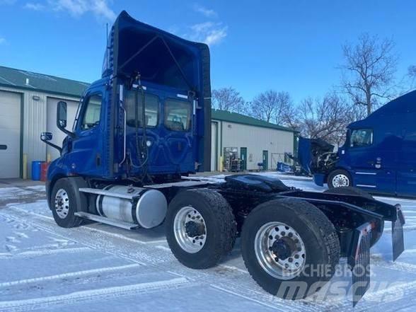 Freightliner CASCADIA 116 中古トラクターヘッド | トレーラーヘッド