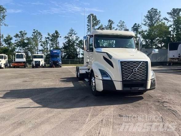 Volvo VNL64T300 中古トラクターヘッド | トレーラーヘッド
