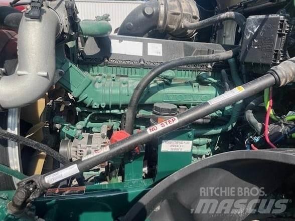 Volvo VNL64T300 中古トラクターヘッド | トレーラーヘッド