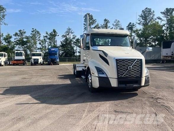 Volvo VNL64T300 中古トラクターヘッド | トレーラーヘッド