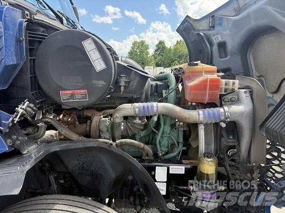 Volvo VNL64T860 中古トラクターヘッド | トレーラーヘッド