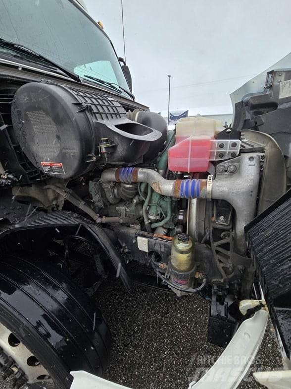 Volvo VNR64T300 中古トラクターヘッド | トレーラーヘッド