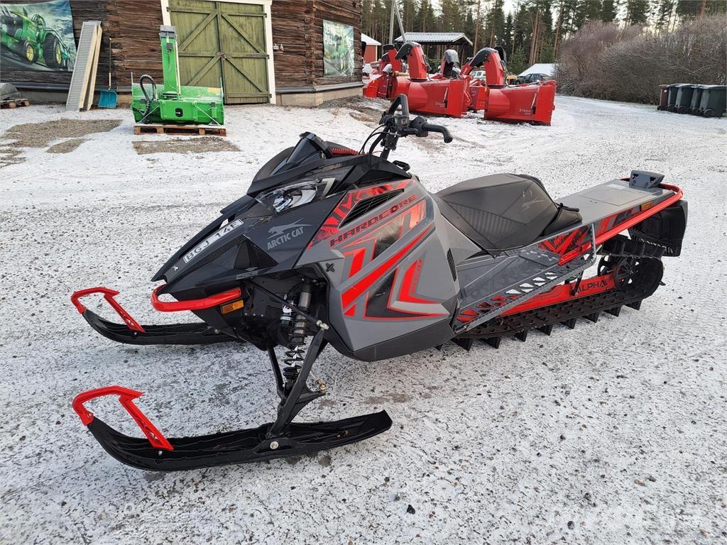 Arctic Cat M 8000 ALPHA スノーモービル