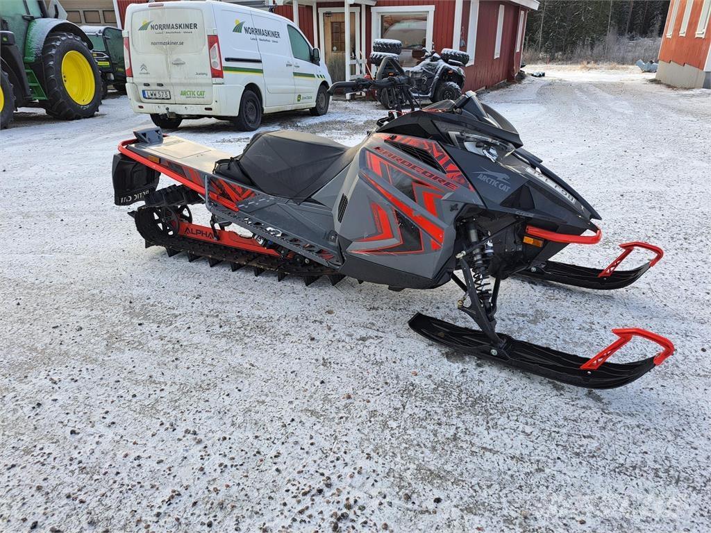 Arctic Cat M 8000 ALPHA スノーモービル