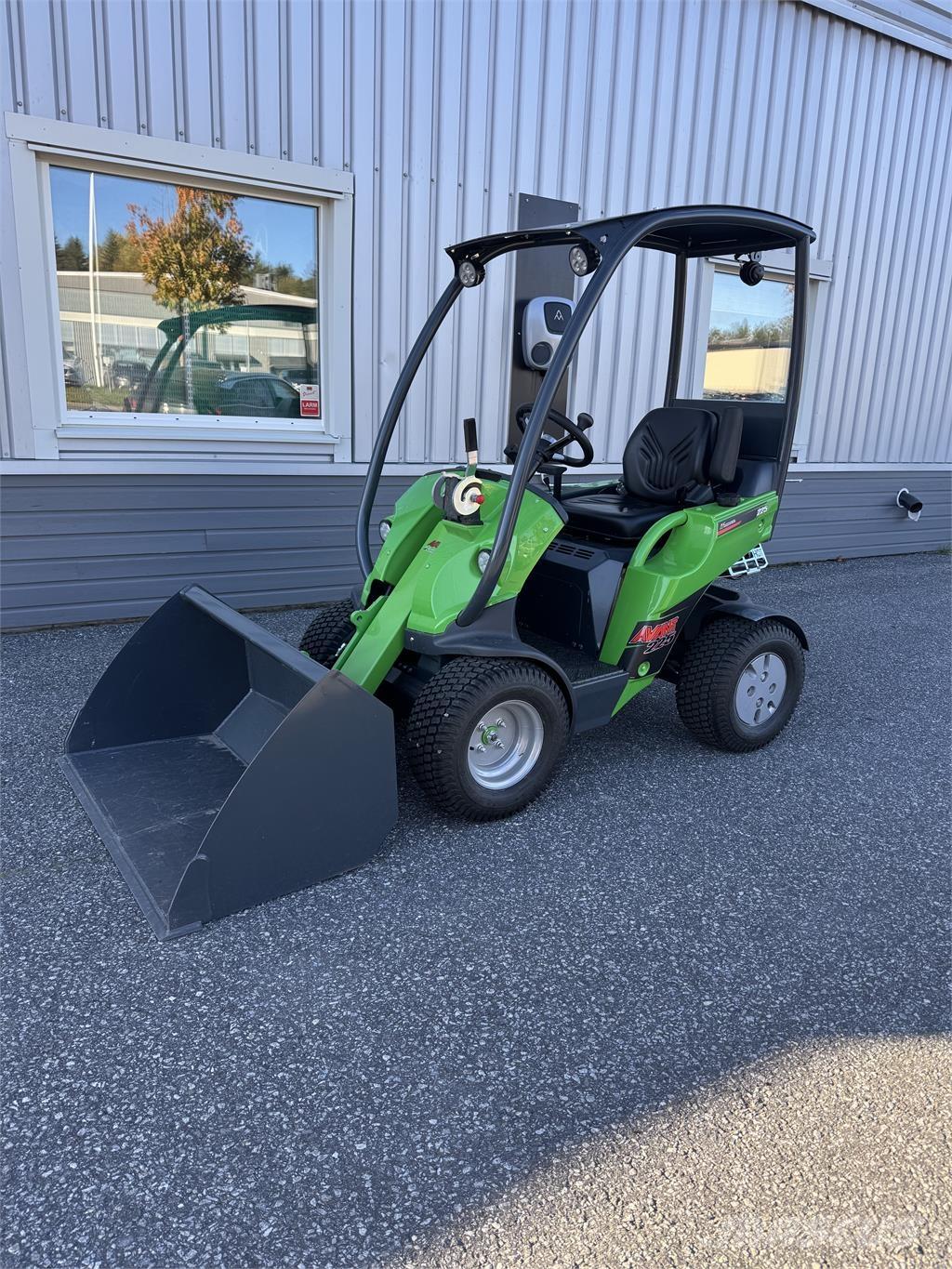 Avant 225 med skopa スキッドステアローダー