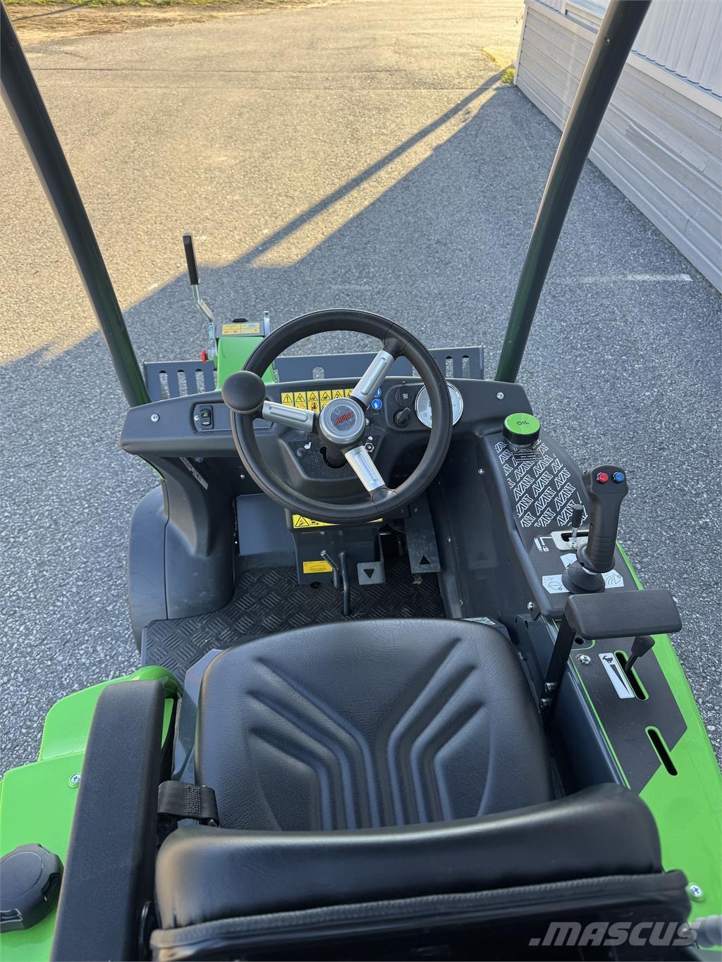 Avant 225 med skopa スキッドステアローダー