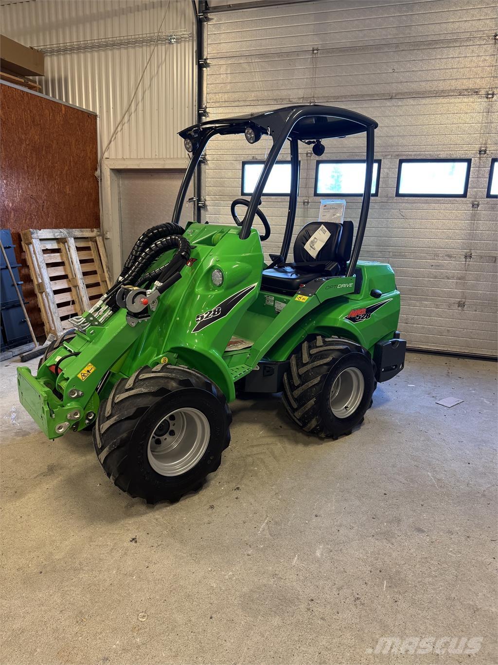 Avant 528 KAMPANJ スキッドステアローダー